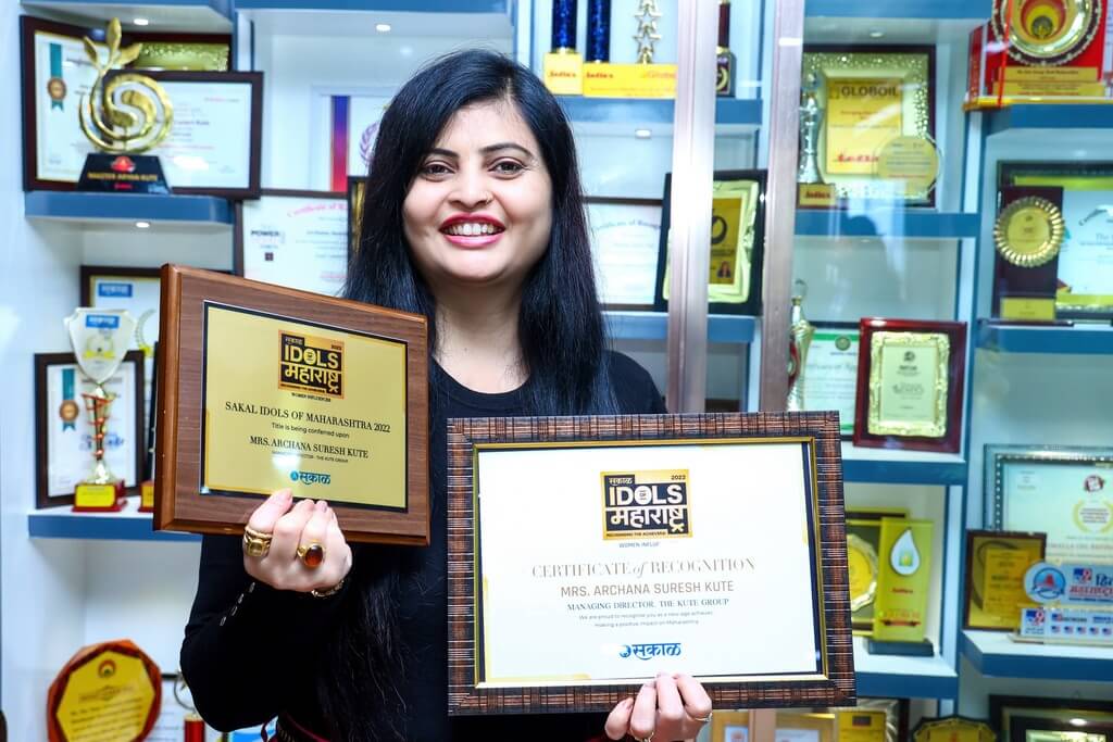 Mrs. Archana Suresh Kute received Sakal Idols Of Maharashtra 2022 Award