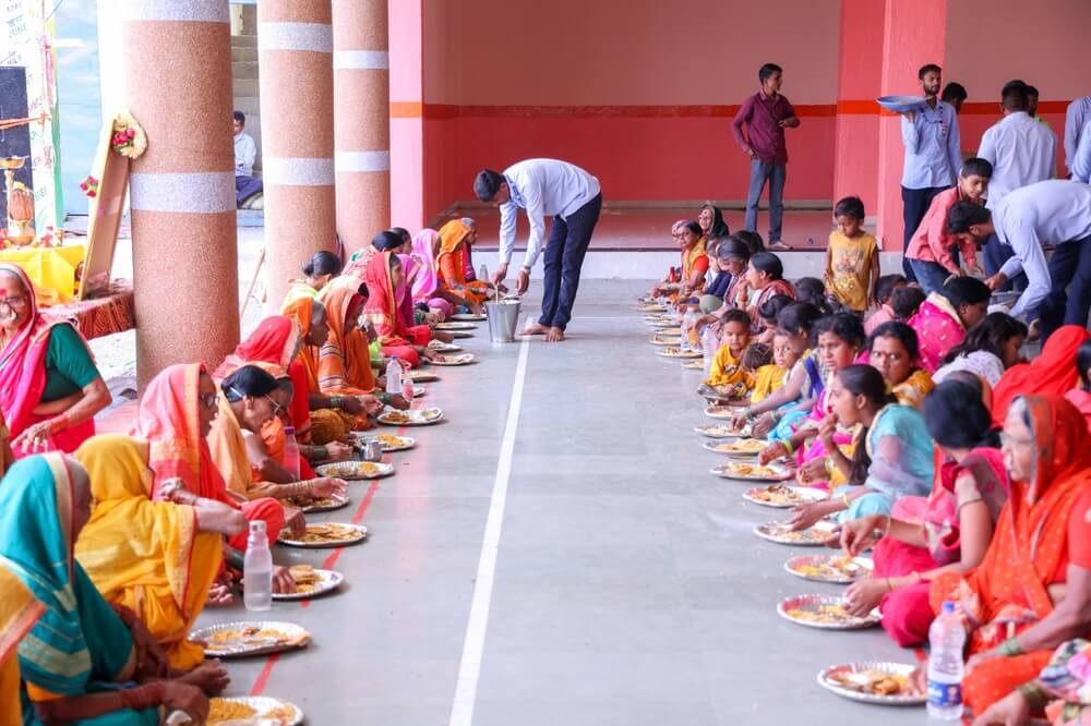 Kute Group Foundation providing foods to devotees